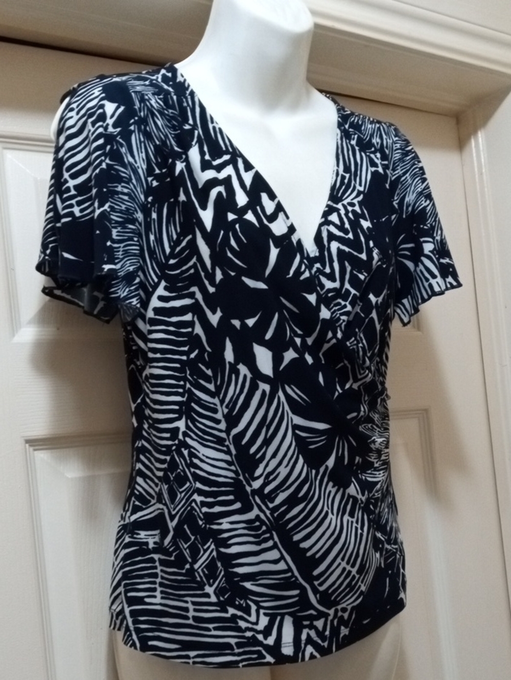 💲1⃣▶>>Chaps Black & White Abstract Print V-Neck Blouse
